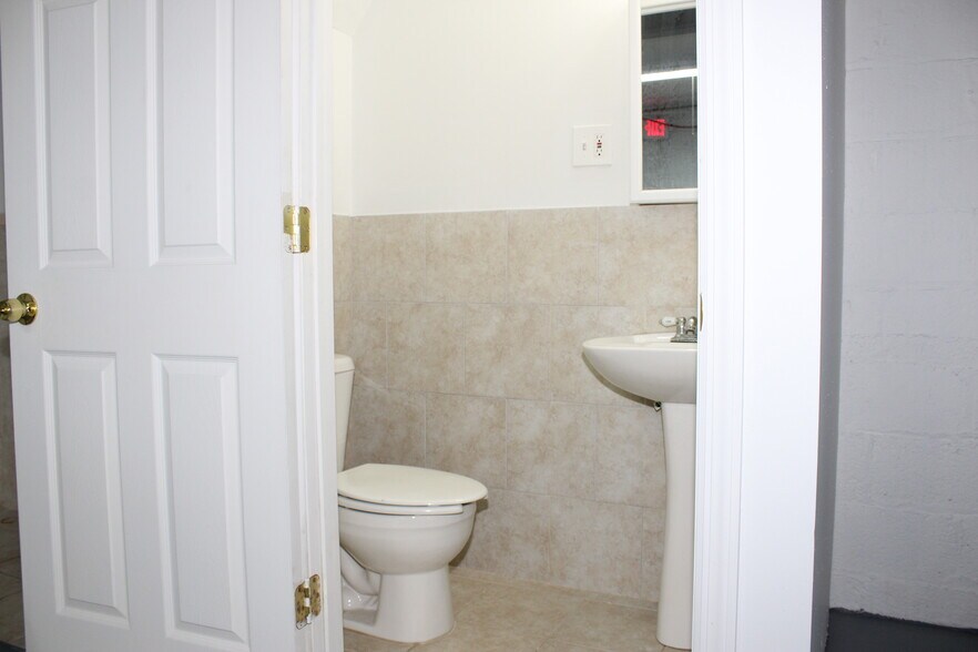 More Photos Of 4319 Meadowview Ave, North Bergen Warehouse For Lease