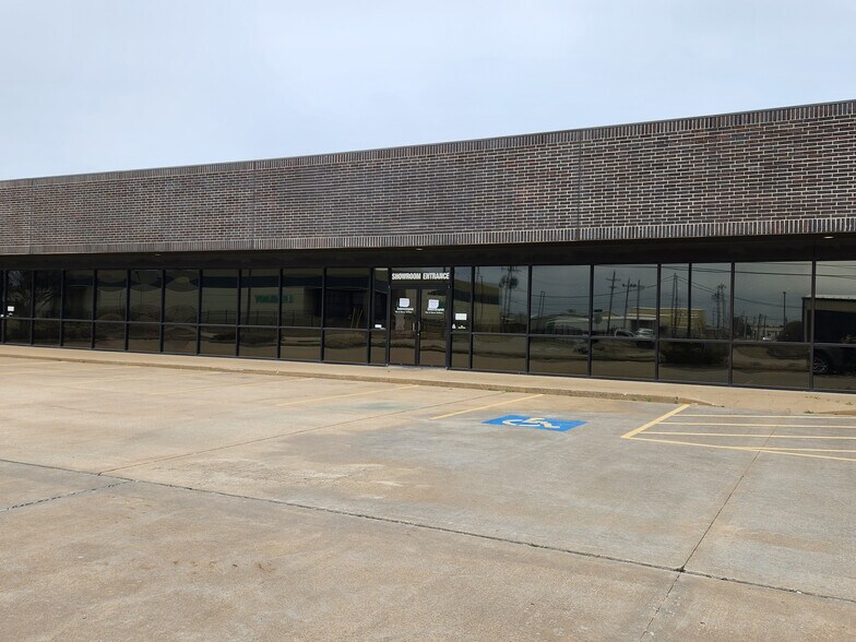 Primary Photo Of 10011-10015 E 51st St, Tulsa Flex For Sale