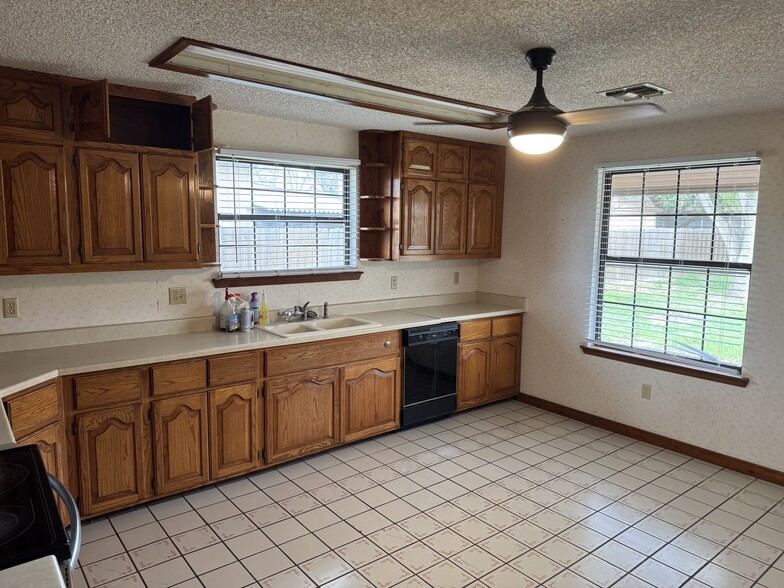 More Photos Of 7285 E US Highway 87, San Antonio Office For Sale