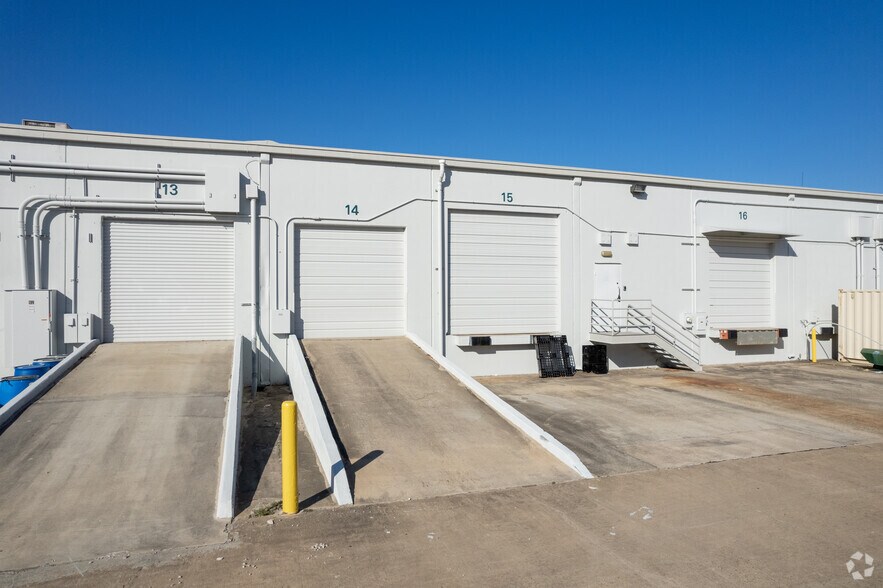 More Photos Of 1291 N Post Oak Rd, Houston Light Distribution For Lease