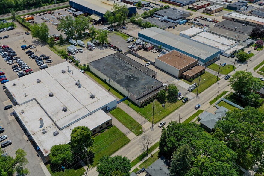 More Photos Of 25215 Glendale St, Redford Township Warehouse For Lease