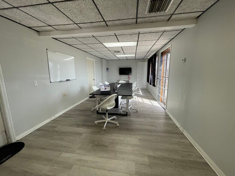 More Photos Of 1540 Kurt St, Eustis Manufacturing For Sale