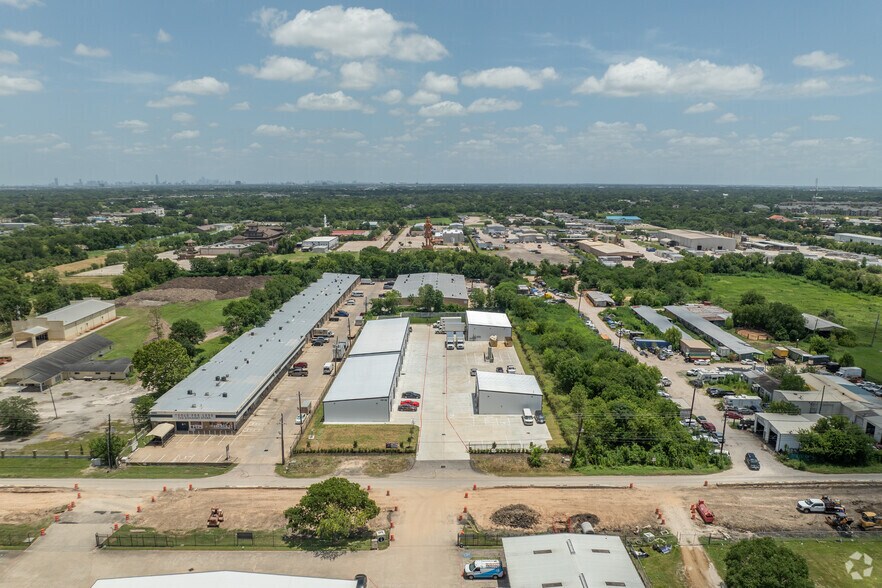 More Photos Of 10115 Belknap Rd, Sugar Land Warehouse For Lease