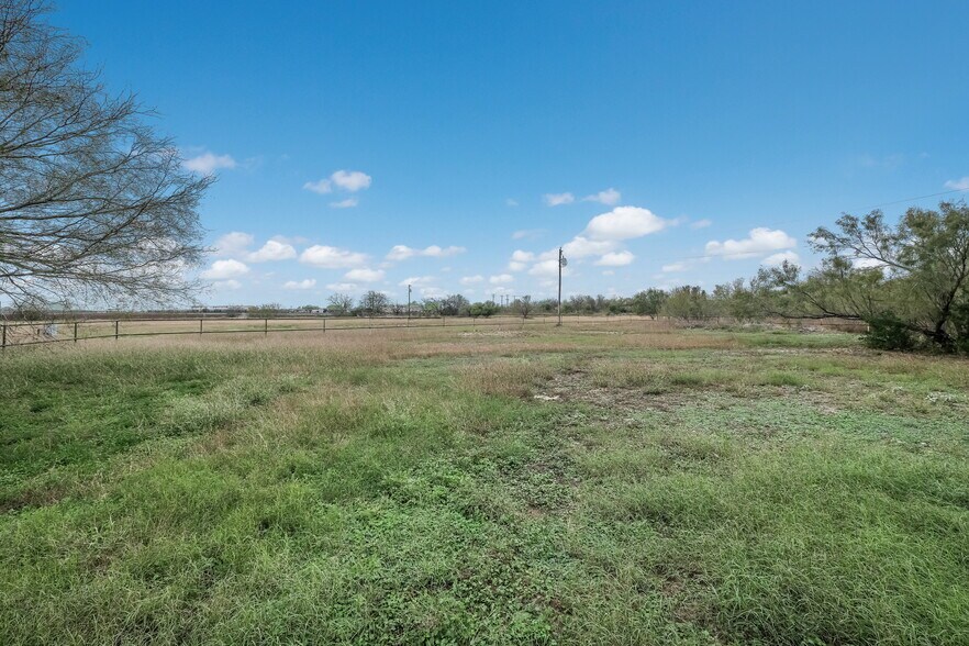More Photos Of 2908 Us-90, Hondo Freestanding For Lease