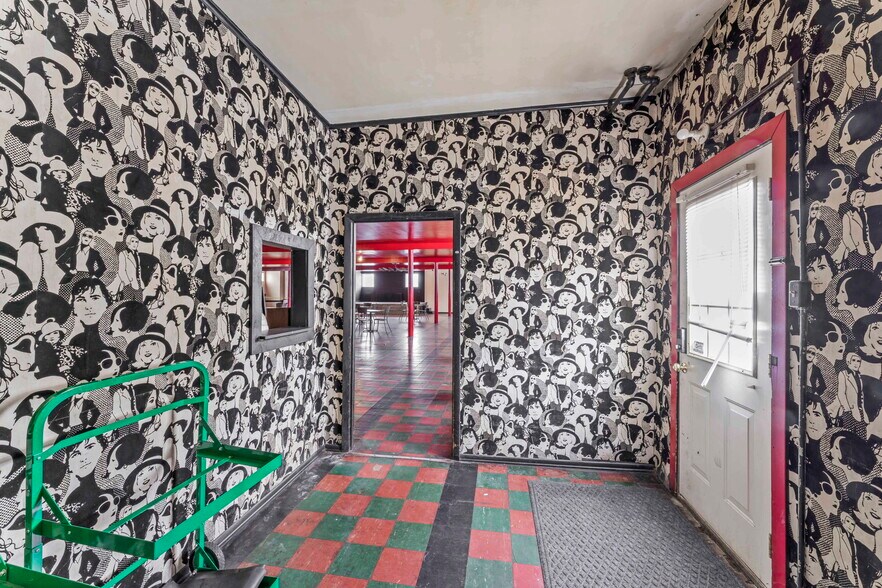 More Photos Of 105 Holbert Stretch, Dilliner Bar For Sale