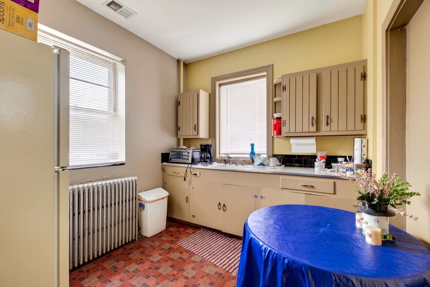 More Photos Of 162-166 N Main St, Broadway Office For Sale