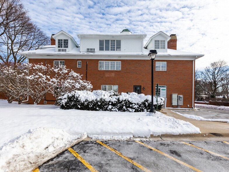 More Photos Of 301 W Roosevelt Rd, Wheaton Office For Lease