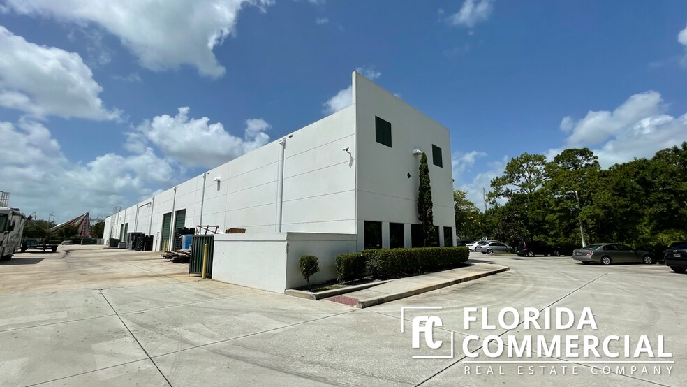 More Photos Of 574 NW Mercantile Pl, Port Saint Lucie Warehouse For Lease
