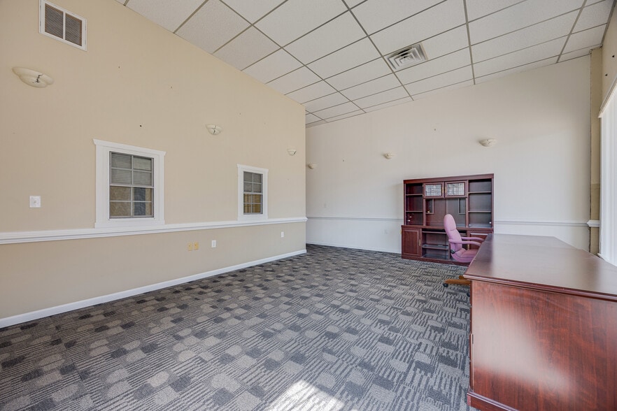 More Photos Of 30 E Main St, Luray Office For Sale