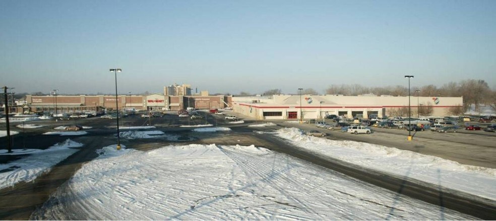 More Photos Of 2500 W 95th St, Evergreen Park Department Store For Lease