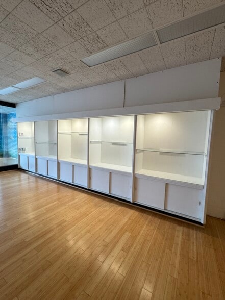 More Photos Of 410 S Spring St, Burlington Storefront Retail Office For Lease
