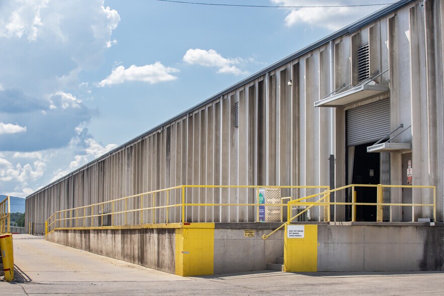 More Photos Of 999 Enterprise Dr, Dalton Distribution For Sale
