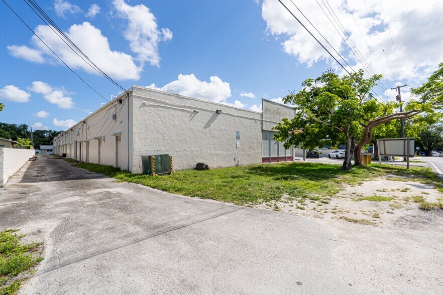 More Photos Of 1620-1648 NE 148th St, Miami Freestanding For Sale