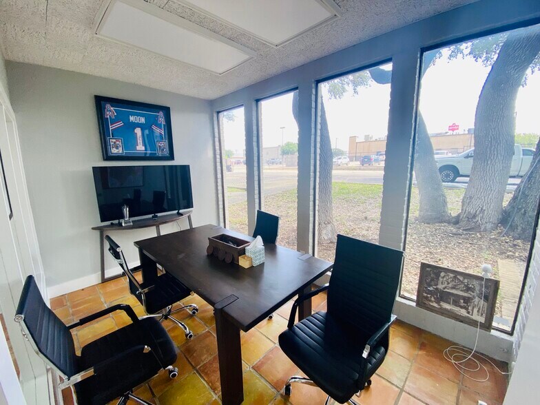 More Photos Of 1176 Business 35, New Braunfels Office For Sale