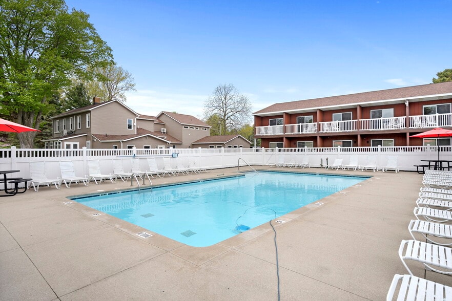 More Photos Of 612 N Lakeshore Dr, Ludington Hotel For Sale