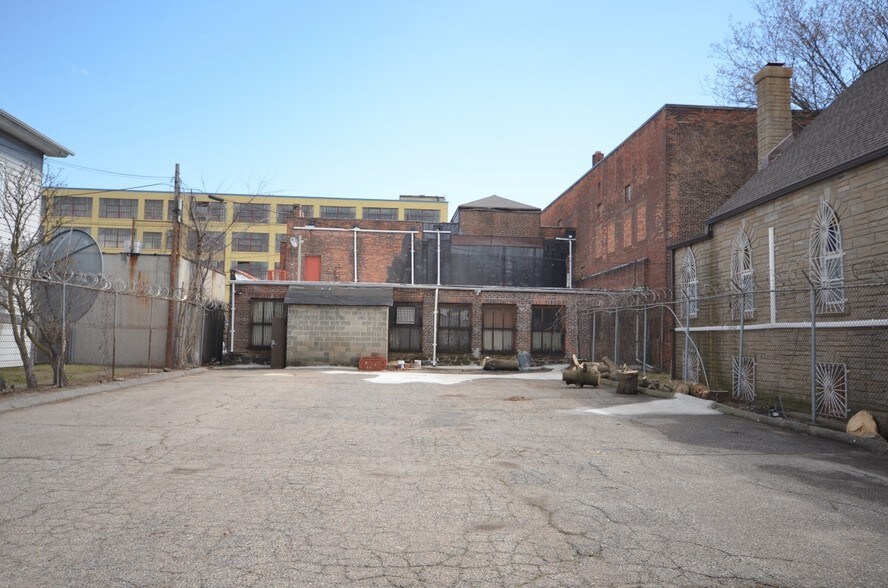 More Photos Of 859-867 E Main St, Bridgeport Storefront Retail Residential For Sale