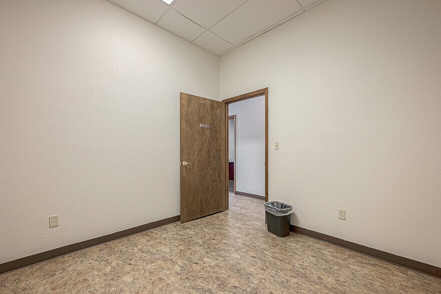 More Photos Of 1408 S Front St, Bellville Storefront For Lease