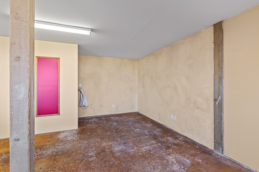 More Photos Of 100 N 7th St, Lakeside Showroom For Sale