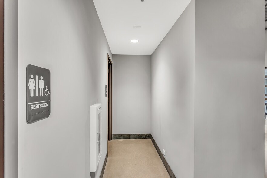 More Photos Of 15032 N 74th St, Scottsdale Showroom For Sale
