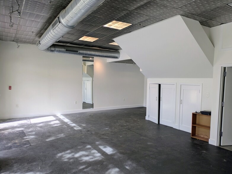 More Photos Of 400 W Rosemary St, Chapel Hill Apartments For Lease