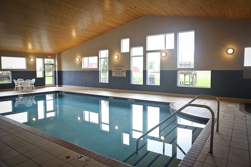 More Photos Of 231 Market Dr, Perham Hotel For Sale