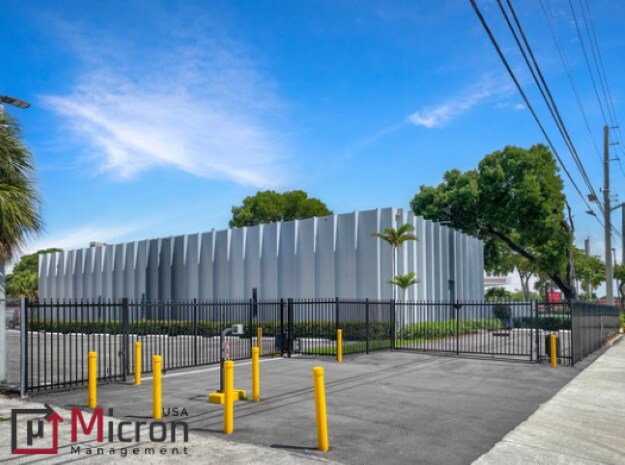 More Photos Of 2351 N Dixie Hwy, Pompano Beach Flex For Lease