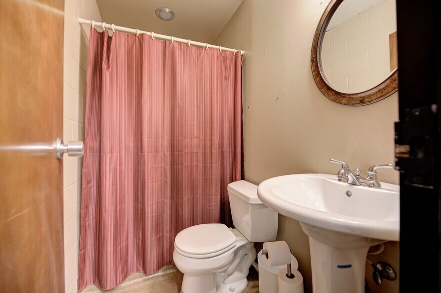 More Photos Of 1212 S Air Depot Blvd, Oklahoma City Office For Sale