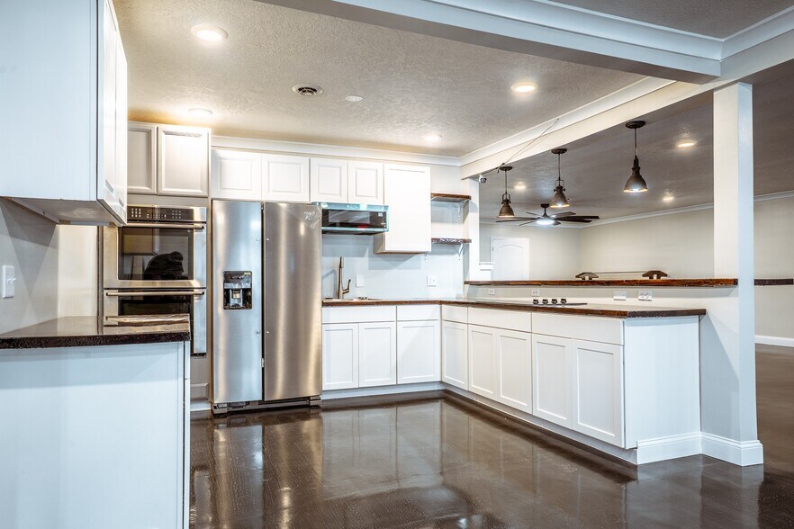 More Photos Of 20805 Seminary St, Hollow Rock Flex For Lease