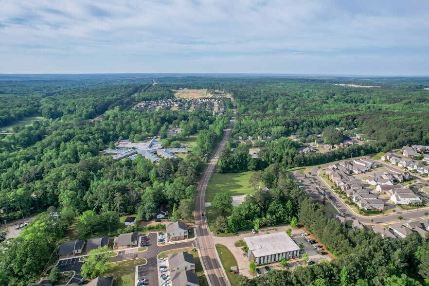 More Photos Of 2889 S Lamar Blvd, Oxford Flex For Sale