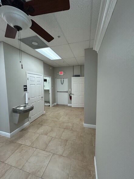 More Photos Of 375 Commercial Ct, Venice Office For Lease