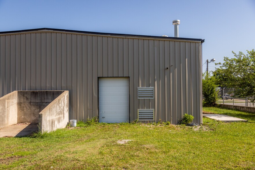 More Photos Of 535 W Poplar St, Fayetteville Warehouse For Lease