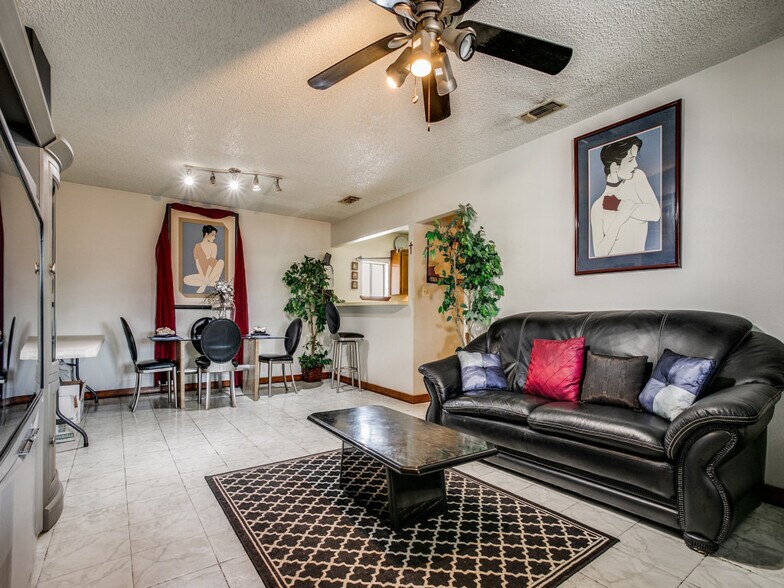 More Photos Of 226 E Fest St, San Antonio Restaurant For Sale