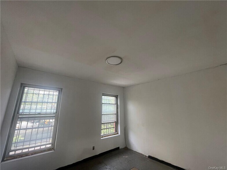 More Photos Of 654 Westchester Ave, Bronx Storefront For Sale