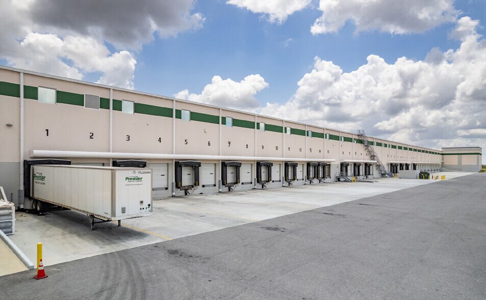 More Photos Of 8100 American Way, Groveland Distribution For Lease