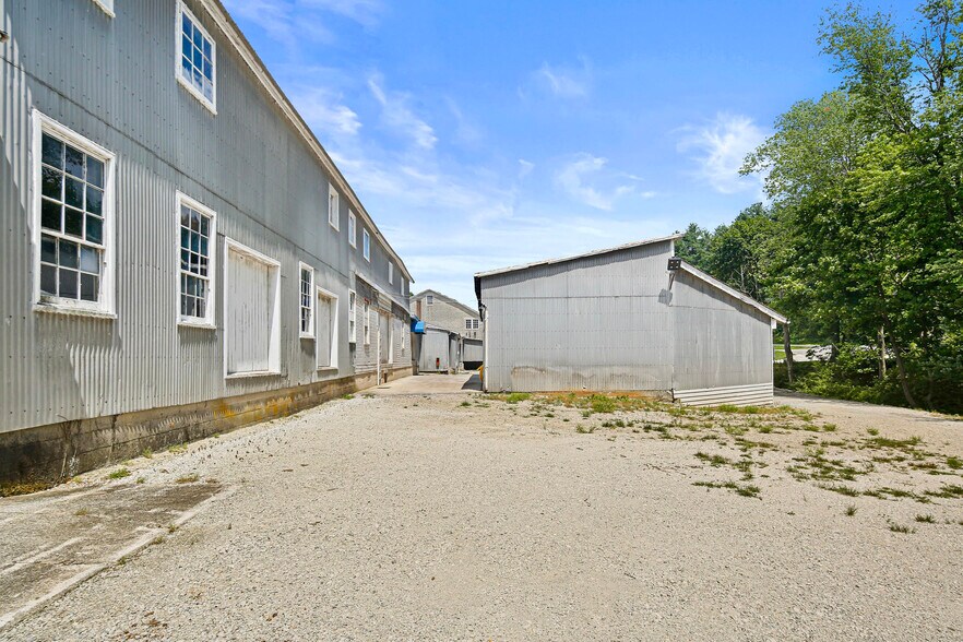 More Photos Of 8106 Intersection Rd, Glen Rock Warehouse For Lease