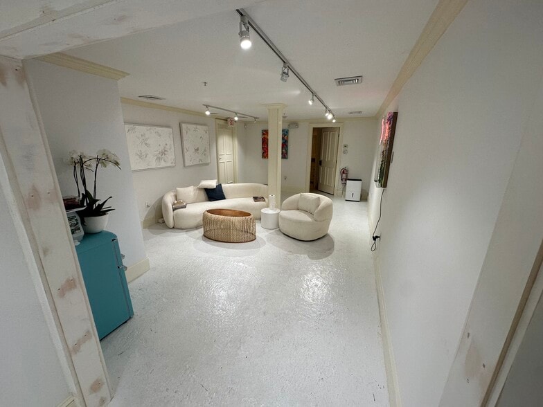 More Photos Of 33 Main St, Nantucket Storefront Retail Office For Sale