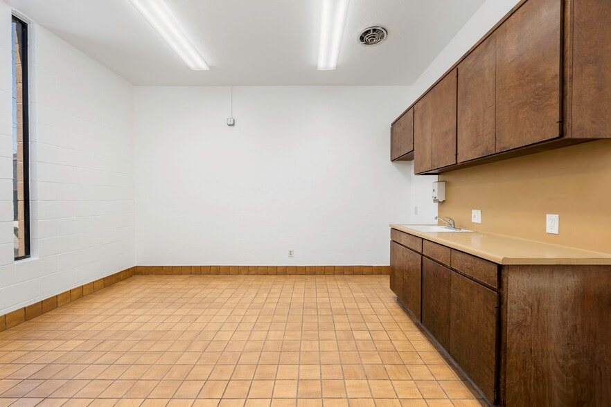 More Photos Of 2500 Lewis Ave, Signal Hill Warehouse For Lease