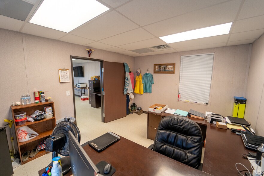 More Photos Of 236 Industrial Park Dr, Victoria Warehouse For Lease