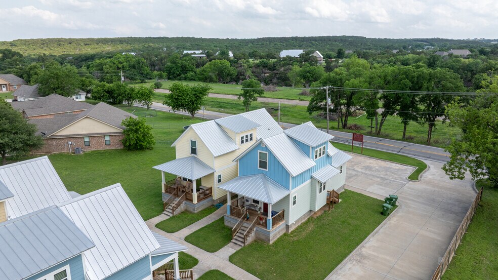 More Photos Of 1804 SW Barnard St, Glen Rose Apartments For Sale
