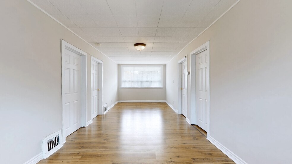 More Photos Of 509 Lakeshore Rd W, Oakville General Retail For Sale