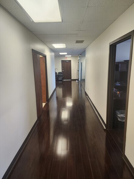 More Photos Of 6263 Poplar Ave, Memphis Office Residential For Lease