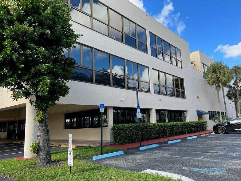More Photos Of 14100 Palmetto Frontage Rd, Miami Lakes Office Residential For Sale