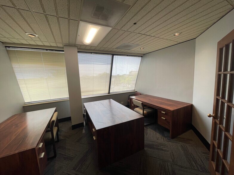 More Photos Of 340 W Butterfield Rd, Elmhurst Office Residential For Sale