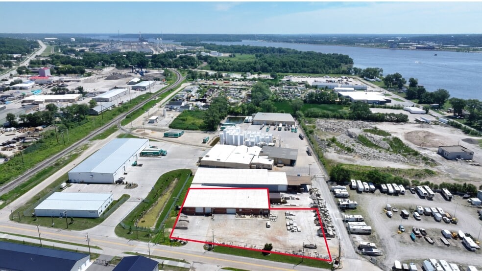 More Photos Of 205 35th St, Bettendorf Warehouse For Lease