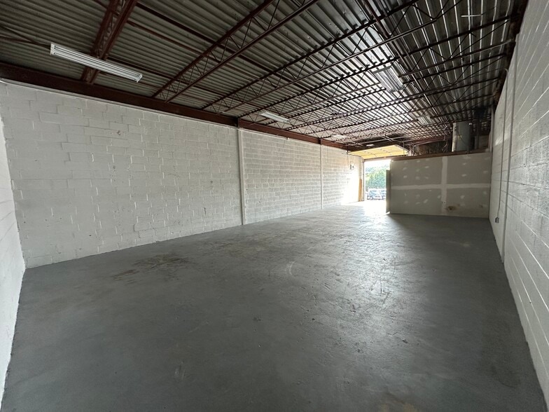 More Photos Of 7527 Gary Rd, Manassas Warehouse For Sale