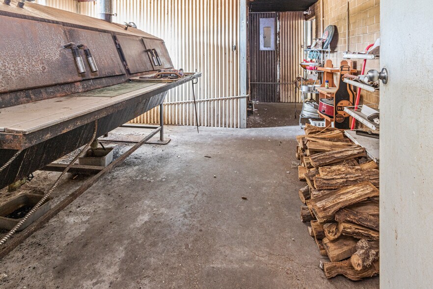 More Photos Of 301 N Wheeler Rd, Colmesneil Freestanding For Sale