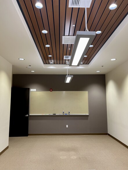 More Photos Of 34929 Flyover Ct, Bakersfield Warehouse For Lease