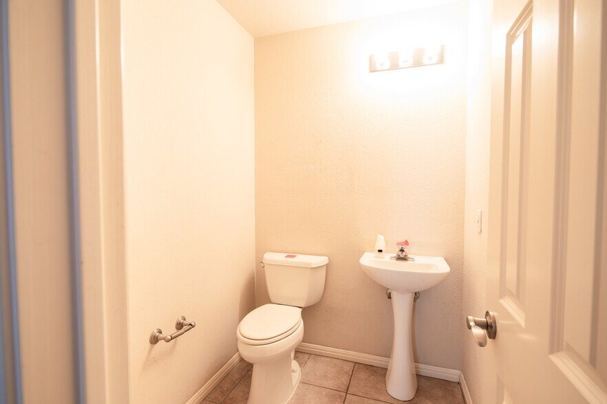 More Photos Of 310 W Murray St, Manor Office Residential For Lease