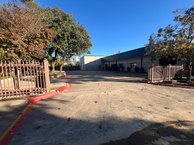 More Photos Of 2010 Windy Ter, Austin Warehouse For Sale