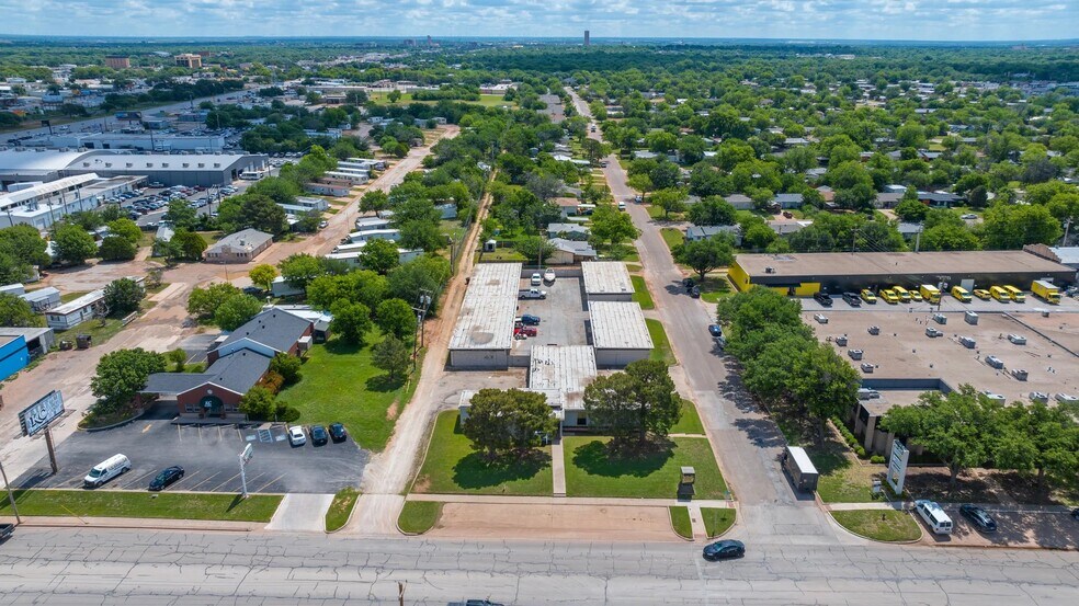 Primary Photo Of 209 S Pioneer Dr, Abilene Flex For Sale